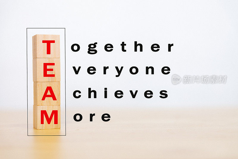 激励团队合作和团队建设理念。木块堆叠和word TEAM, Together, Everyone, achieve, More on Wooden table。为你的文本留出拷贝空间。
